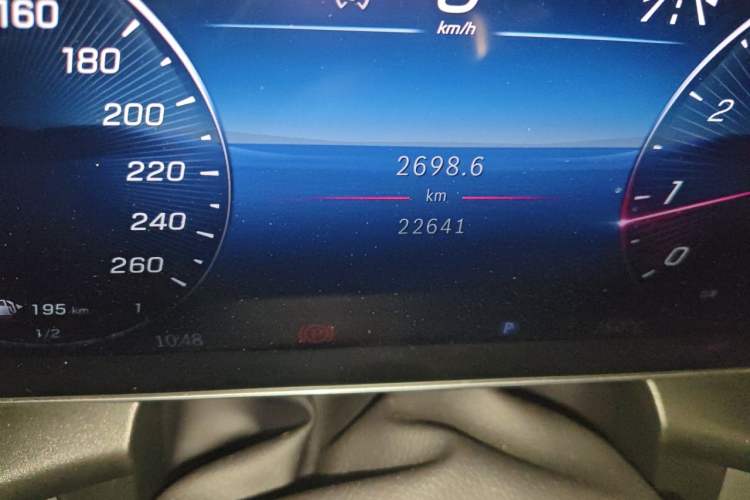 Used Mercedes-Benz GLC 2024 GLC 260 L 4MATIC Luxury Model 5 Seats Odometer Close Up