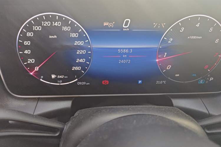 Used Mercedes-Benz GLC 2024 GLC 300 L 4MATIC Dynamic Edition 7-seater Odometer Close Up