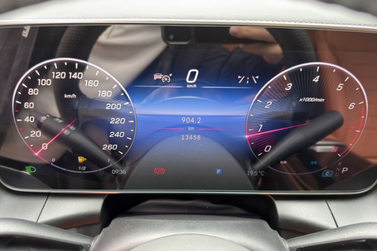 Used Mercedes-Benz GLC 2024 GLC 260 L 4MATIC Dynamic Edition 5-seater Odometer Close Up