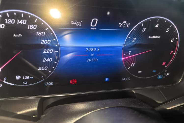 Used Mercedes-Benz GLC 2024 GLC 260 L 4MATIC Luxury Model 5 Seats Odometer Close Up