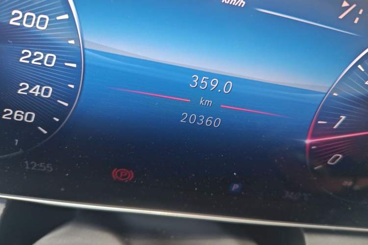 Used Mercedes-Benz GLC 2024 GLC 300 L 4MATIC Dynamic Edition 5-seater Odometer Close Up