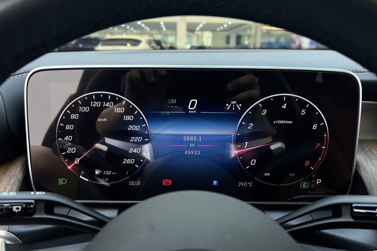 Used Mercedes-Benz GLC 2024 GLC 300 L 4MATIC Dynamic Edition 7-seater Odometer Close Up