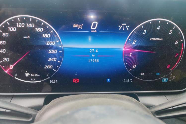 Used Mercedes-Benz GLC 2024 GLC 260 L 4MATIC Dynamic Edition 5-seater Odometer Close Up