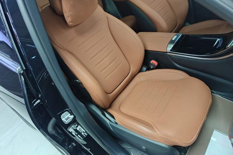 Used Mercedes-Benz GLC 2024 GLC 260 L 4MATIC Luxury Model 5 Seats Right Front Seat