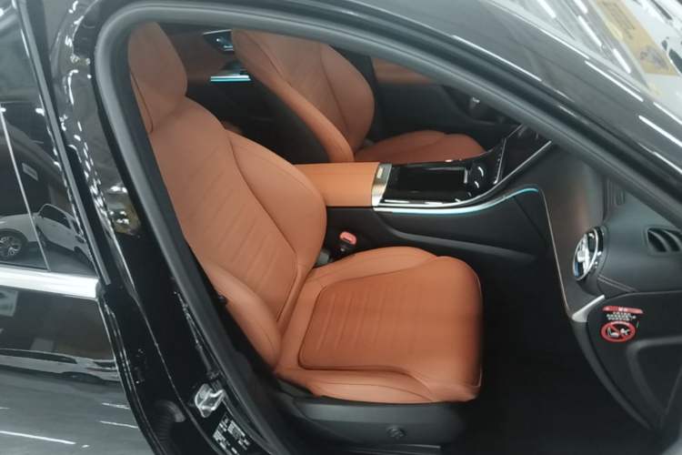 Used Mercedes-Benz GLC 2024 Facelifted GLC 260 L 4MATIC Luxury Version 5 Seats Right Front Seat