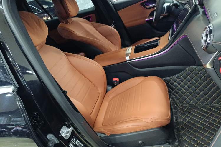 Used Mercedes-Benz GLC 2024 Facelifted GLC 260 L 4MATIC Luxury Version 5 Seats Right Front Seat