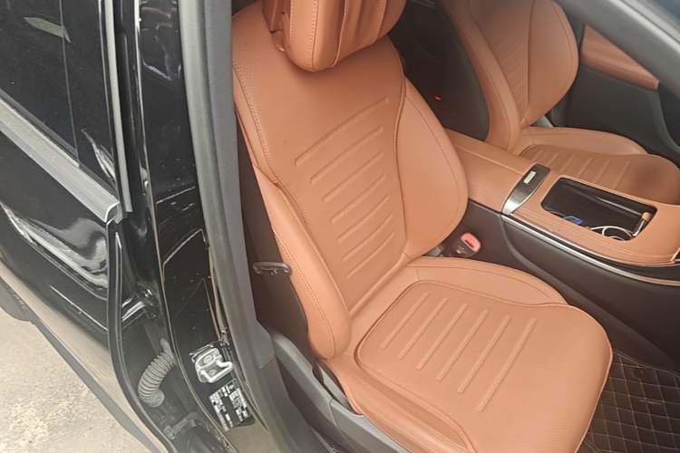 Used Mercedes-Benz GLC 2024 Facelifted GLC 260 L 4MATIC Luxury Version 5 Seats Right Front Seat