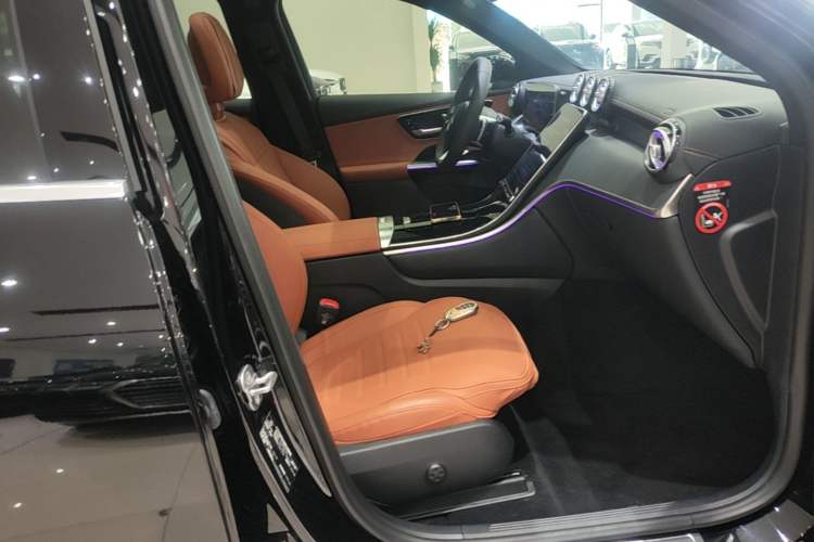 Used Mercedes-Benz GLC 2024 Facelifted GLC 260 L 4MATIC Luxury Version 5 Seats Right Front Seat