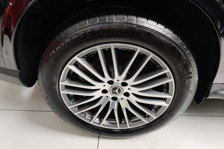 Used Mercedes-Benz GLC 2024 GLC 300 L 4MATIC Dynamic Edition 5-seater Right Rear Wheel Hub