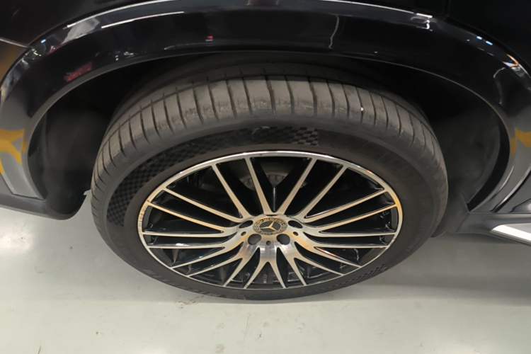 Used Mercedes-Benz GLC 2024 GLC 300 L 4MATIC Luxury Model 5 Seats Right Rear Wheel Hub