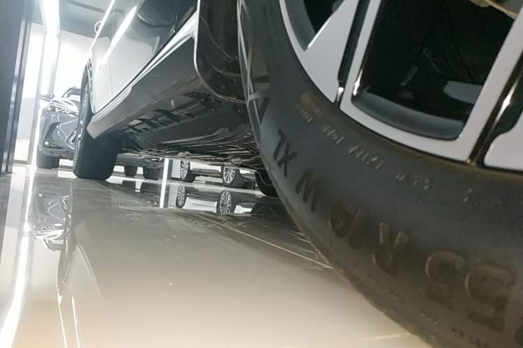 Used Mercedes-Benz GLC 2024 Facelifted GLC 260 L 4MATIC Luxury Version 5 Seats Right Side Sill