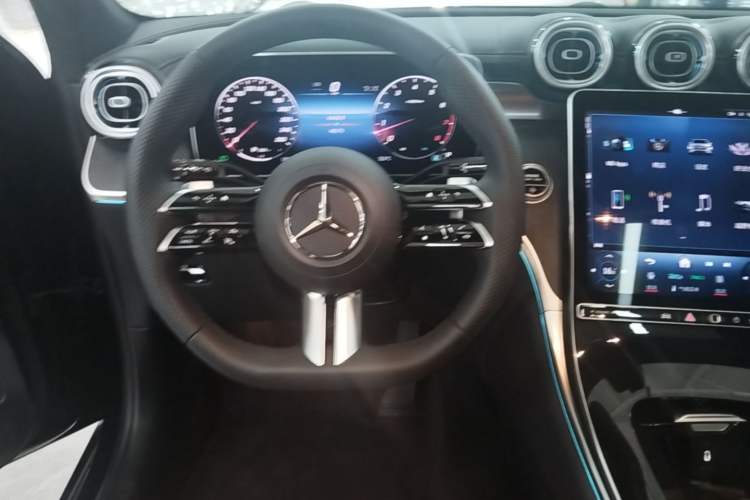 Used Mercedes-Benz GLC 2024 Facelifted GLC 260 L 4MATIC Luxury Version 5 Seats Steering Wheel