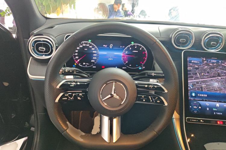Used Mercedes-Benz GLC 2024 Facelifted GLC 260 L 4MATIC Luxury Version 5 Seats Steering Wheel