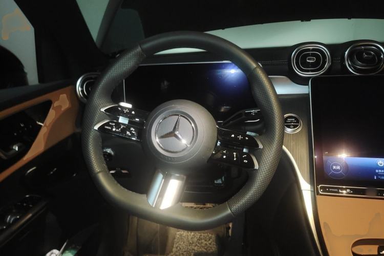 Used Mercedes-Benz GLC 2024 GLC 260 L 4MATIC Luxury Model 5 Seats Steering Wheel