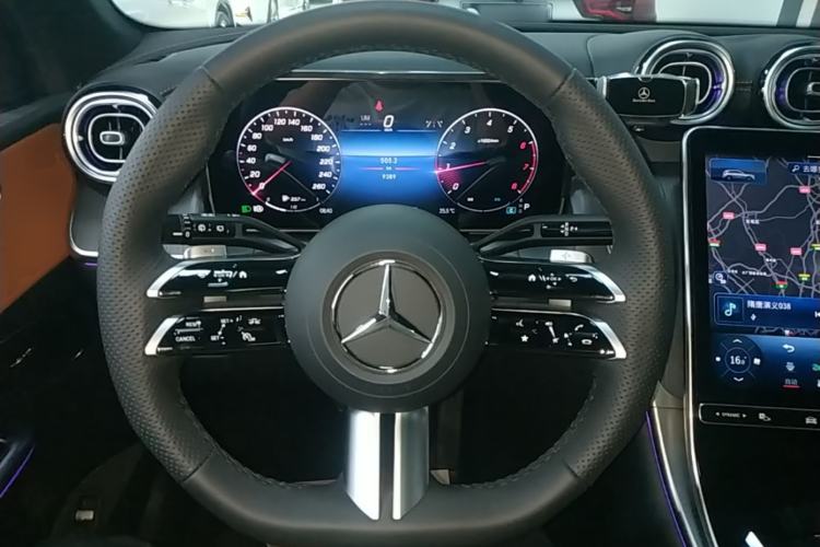 Used Mercedes-Benz GLC 2024 Facelifted GLC 260 L 4MATIC Luxury Version 5 Seats Steering Wheel