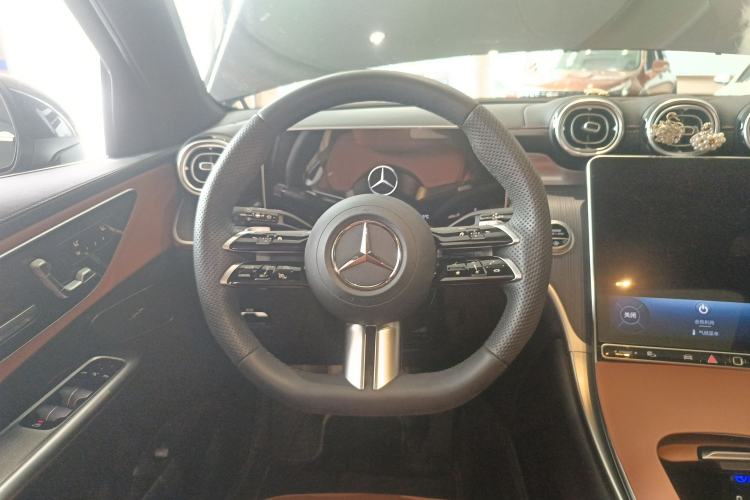 Used Mercedes-Benz GLC 2024 Facelifted GLC 260 L 4MATIC Luxury Version 5 Seats Steering Wheel