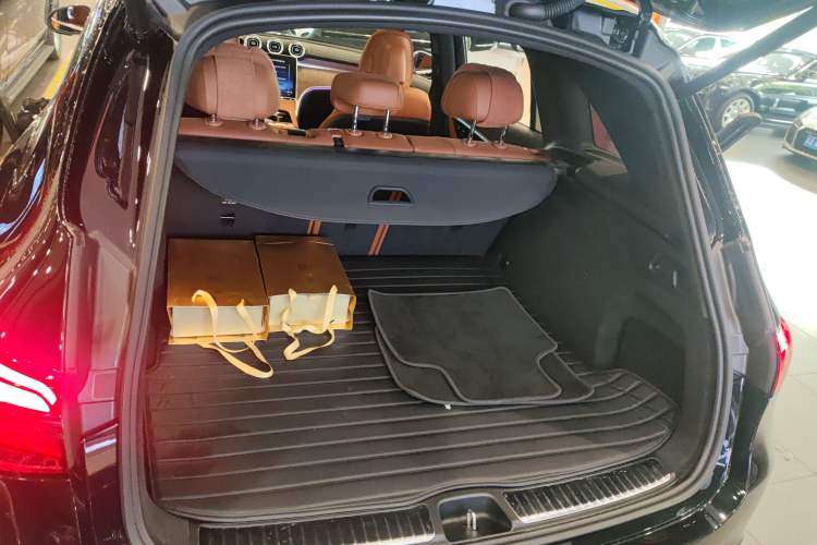 Used Mercedes-Benz GLC 2024 Refreshed GLC 300 L 4MATIC Dynamic Version 5 Seats Trunk