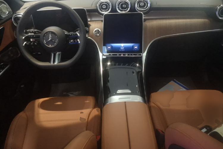 Used Mercedes-Benz GLC 2024 Refreshed GLC 300 L 4MATIC Dynamic Version 5 Seats Center Console