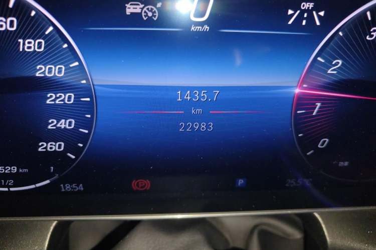 Used Mercedes-Benz GLC 2024 GLC 300 L 4MATIC Dynamic Edition 5-seater Odometer Close Up