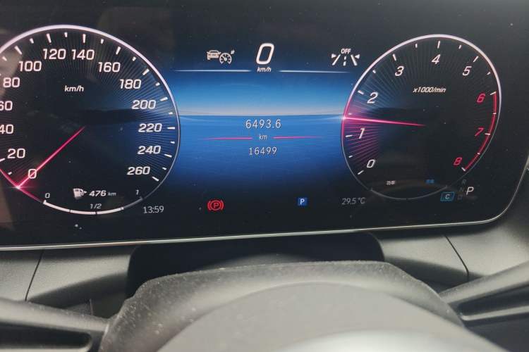 Used Mercedes-Benz GLC 2024 GLC 260 L 4MATIC Dynamic Edition 5-seater Odometer Close Up