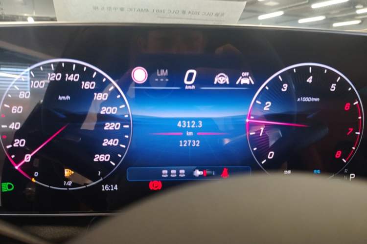 Used Mercedes-Benz GLC 2024 GLC 260 L 4MATIC Luxury Model 5 Seats Odometer Close Up