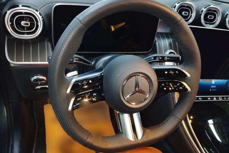 Used Mercedes-Benz GLC 2024 GLC 300 L 4MATIC Luxury Model 5 Seats Steering Wheel