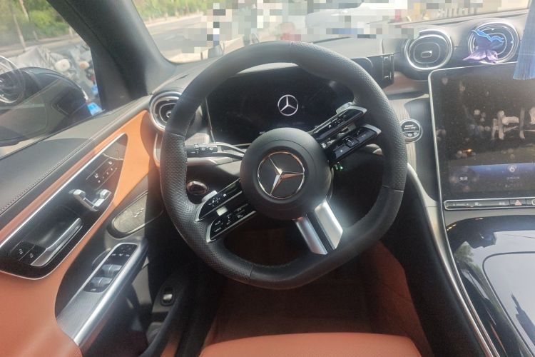 Used Mercedes-Benz GLC 2024 GLC 260 L 4MATIC Luxury Model 5 Seats Steering Wheel