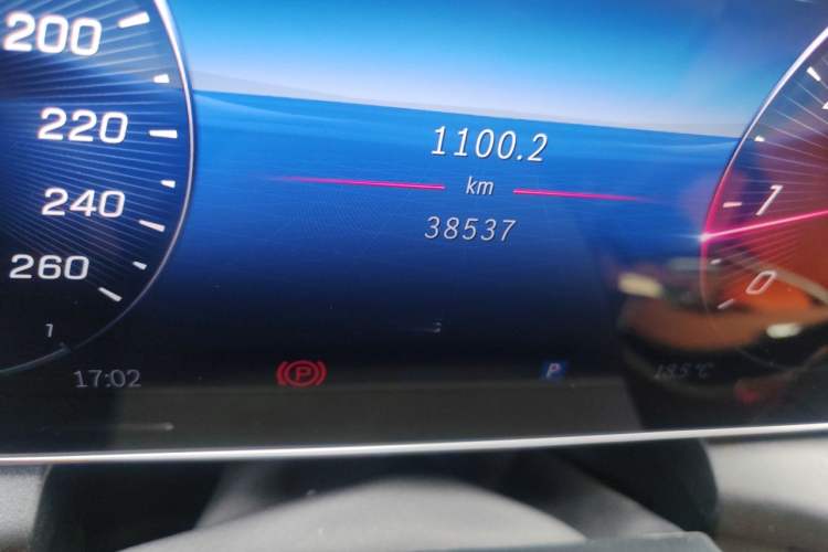 Used Mercedes-Benz GLC 2024 GLC 260 L 4MATIC Dynamic Edition 5-seater Odometer Close Up
