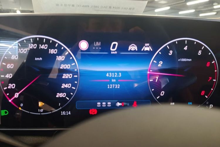 Used Mercedes-Benz GLC 2024 GLC 260 L 4MATIC Luxury Model 5 Seats Odometer Close Up