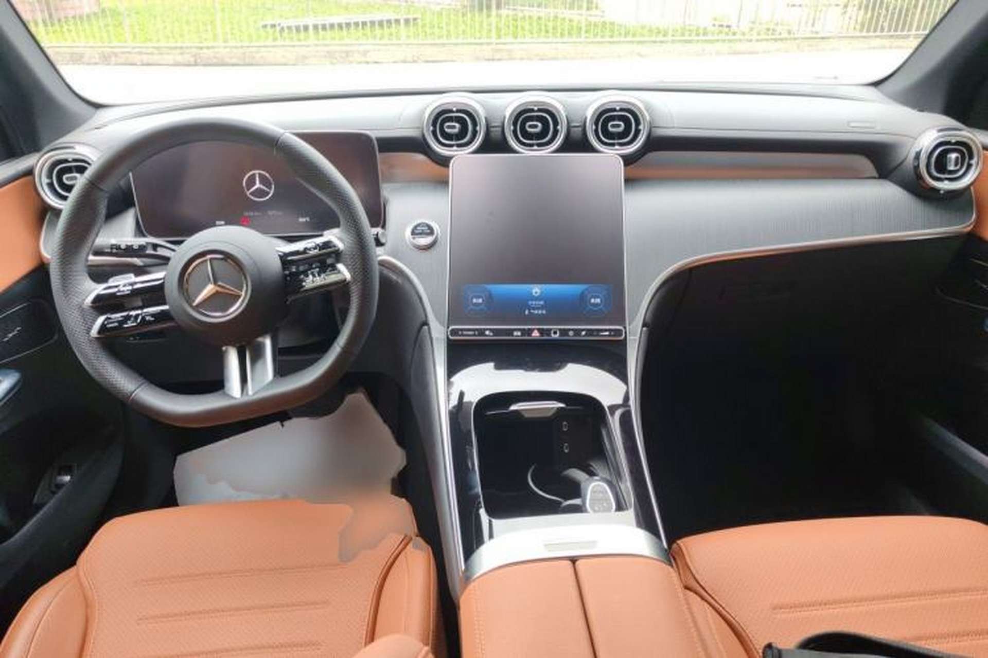 Used Mercedes-Benz GLC 2024 GLC 260 L 4MATIC Luxury 7-Seater Center Console