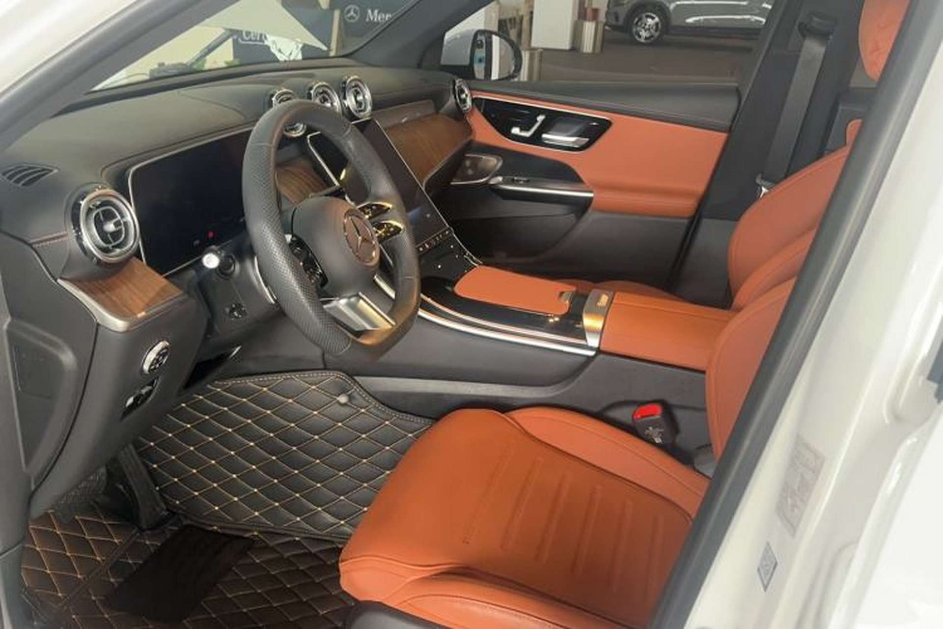 Used Mercedes-Benz GLC 2024 Refreshed GLC 300 L 4MATIC Dynamic Version 5 Seats Interior 2