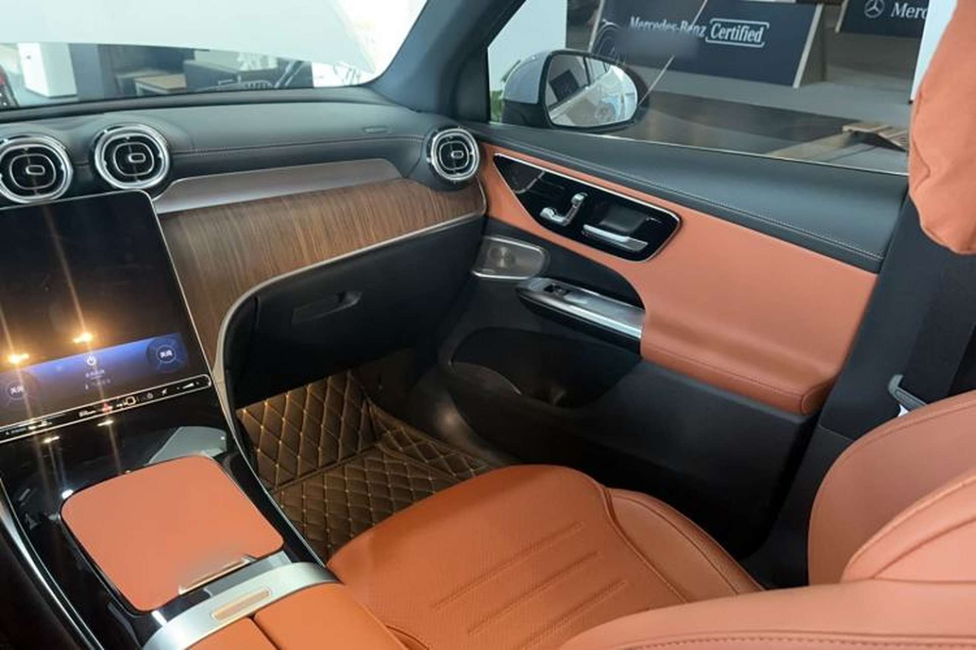 Used Mercedes-Benz GLC 2024 Refreshed GLC 300 L 4MATIC Dynamic Version 5 Seats Interior 3