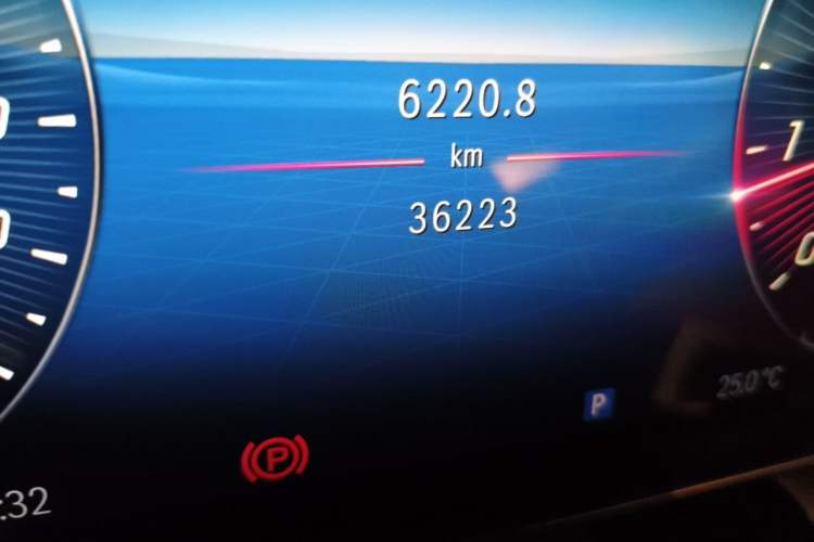Used Mercedes-Benz GLC 2024 GLC 300 L 4MATIC Dynamic Edition 5-seater Odometer Close Up