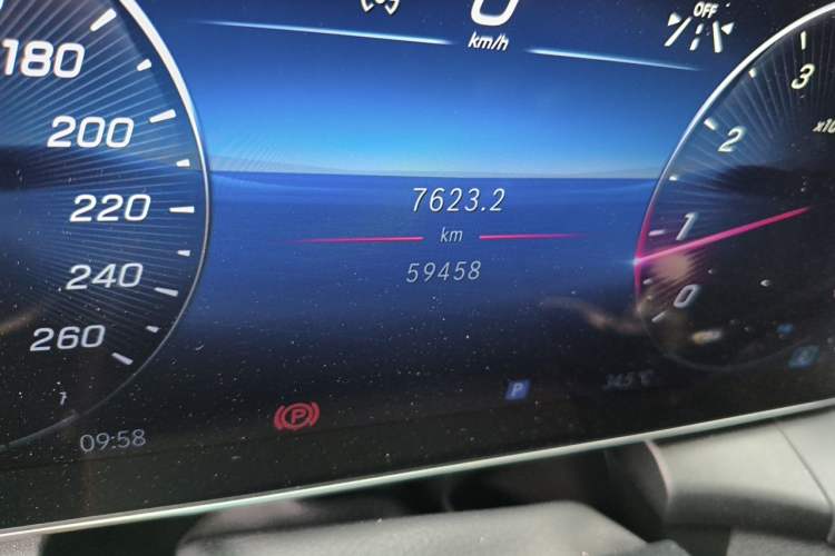 Used Mercedes-Benz GLC 2024 GLC 300 L 4MATIC Dynamic Edition 5-seater Odometer Close Up