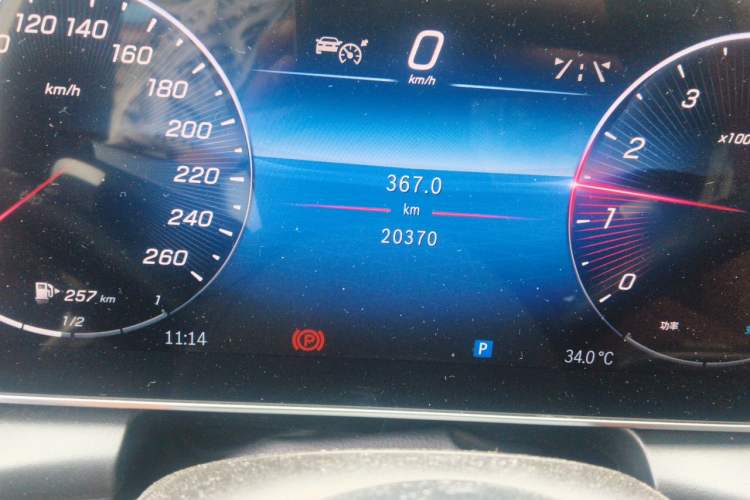 Used Mercedes-Benz GLC 2024 GLC 260 L 4MATIC Luxury Model 5 Seats Odometer Close Up