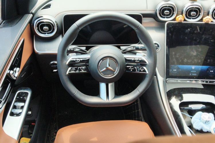Used Mercedes-Benz GLC 2024 GLC 260 L 4MATIC Luxury Model 5 Seats Steering Wheel
