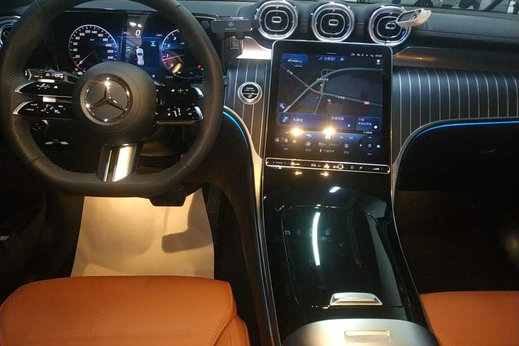 Used Mercedes-Benz GLC 2025 GLC 300 L 4MATIC Dynamic Model 5 Seats Audio And AC Panel