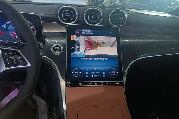 Used Mercedes-Benz GLC 2025 Refresh GLC 260 L 4MATIC Dynamic Edition Audio And AC Panel