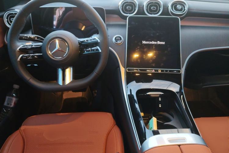 Used Mercedes-Benz GLC 2025 GLC 260 L 4MATIC Luxury Model Center Console
