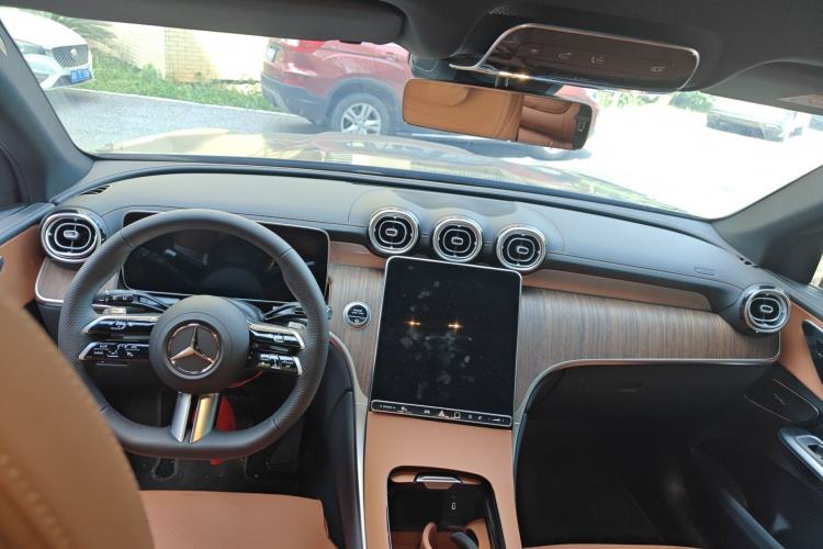 Used Mercedes-Benz GLC 2025 Refreshed GLC 300 L 4MATIC Dynamic Version 5 Seats Center Console