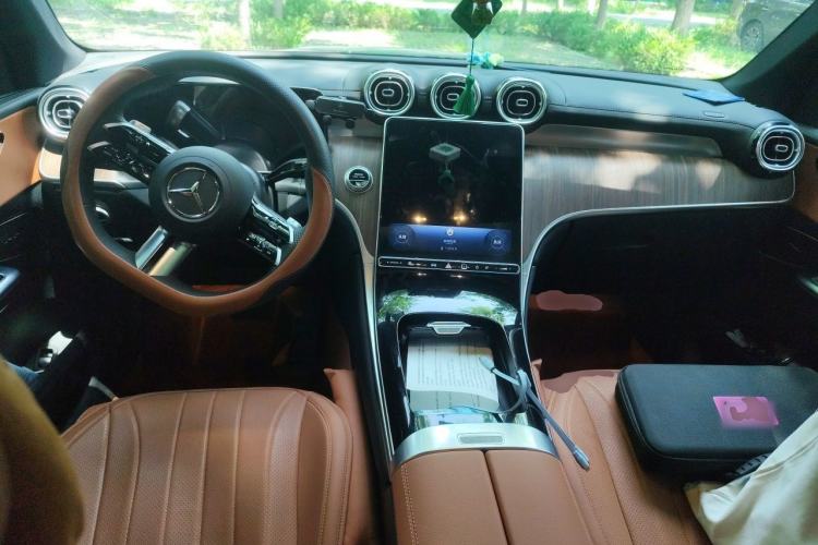 Used Mercedes-Benz GLC 2025 GLC 300 L 4MATIC Dynamic Model 5 Seats Center Console