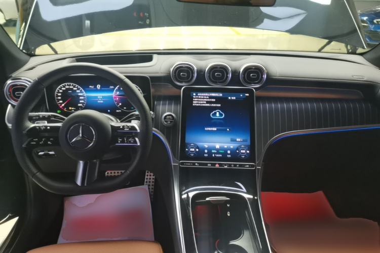 Used Mercedes-Benz GLC 2025 GLC 300 L 4MATIC Luxury Model 5 Seats Center Console