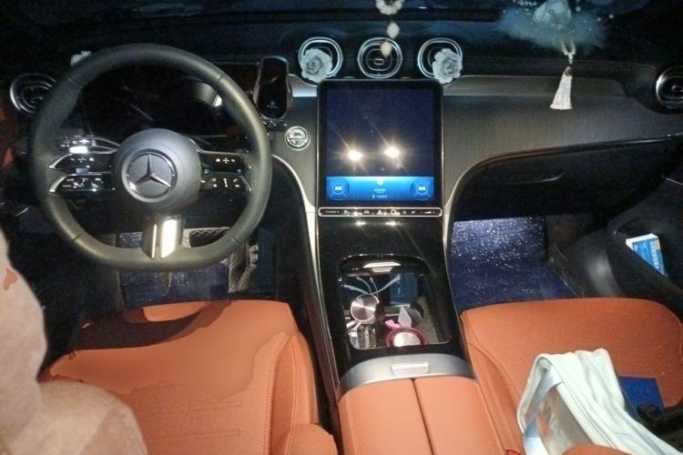 Used Mercedes-Benz GLC 2025 GLC 260 L 4MATIC Luxury Model Center Console