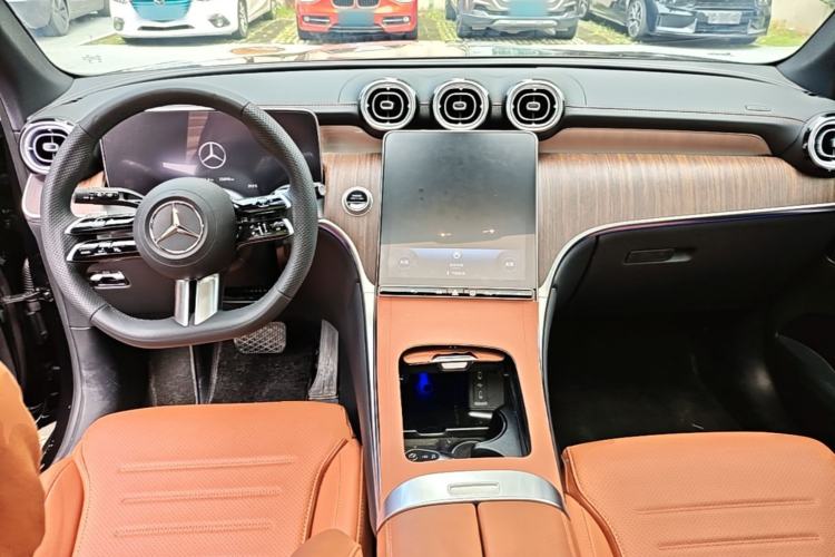 Used Mercedes-Benz GLC 2025 Refreshed GLC 300 L 4MATIC Dynamic Version 5 Seats Center Console