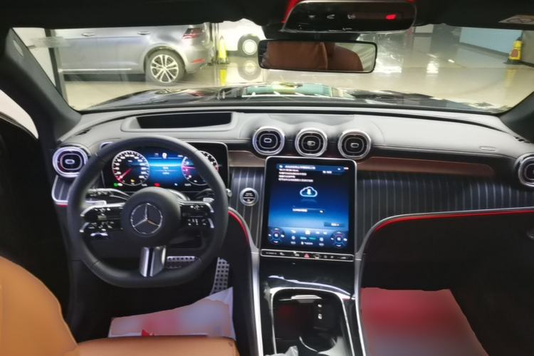 Used Mercedes-Benz GLC 2025 GLC 300 L 4MATIC Luxury Model 5 Seats Center Console