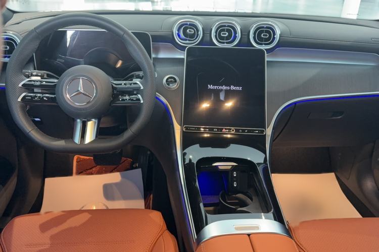 Used Mercedes-Benz GLC 2025 GLC 260 L 4MATIC Luxury Model Center Console