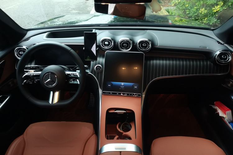 Used Mercedes-Benz GLC 2025 GLC 300 L 4MATIC Luxury Model 5 Seats Center Console