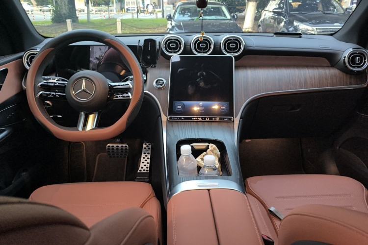Used Mercedes-Benz GLC 2025 Refreshed GLC 300 L 4MATIC Dynamic Version 5 Seats Center Console