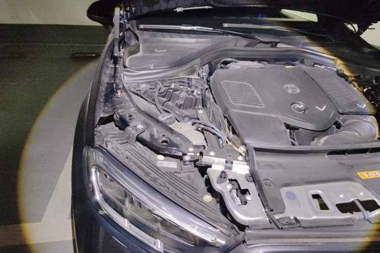 Used Mercedes-Benz GLC 2025 GLC 260 L 4MATIC Luxury Model Engine Bay Right
