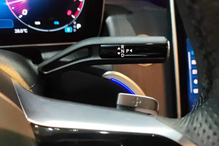 Used Mercedes-Benz GLC 2025 Facelift GLC 260 L 4MATIC Luxury Edition Gear Lever